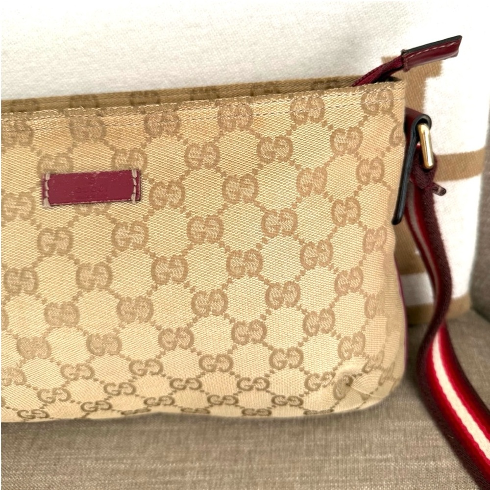 Authentic Gucci brown monogram crossbody bag - Picture 3 of 15